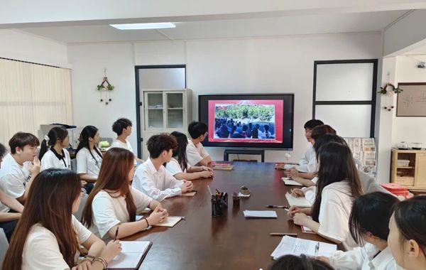 书香润青春，分享共成长——“青春年少好读书”读书分享会正展开